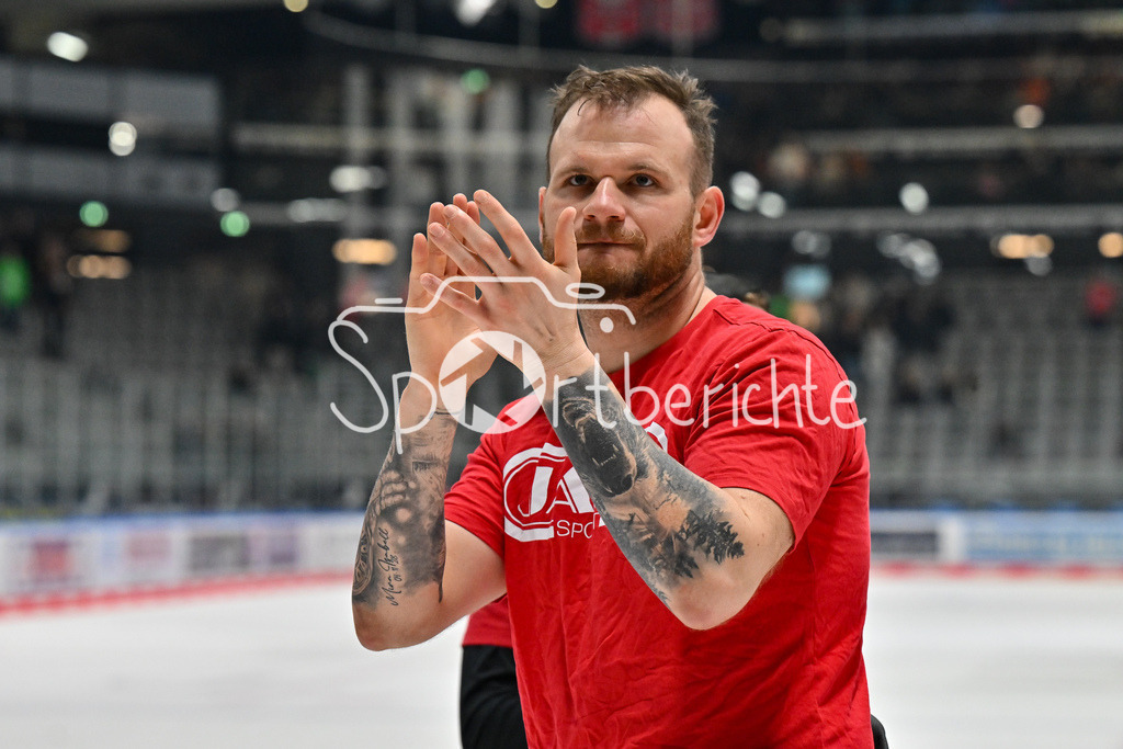 Augsburger Panther - Nürnberg Ice Tigers | die Spieler der Panther feiern zusammen mit ihren Fans den Heimsieg gegen Nuernberg / DEL: Augsburger Panther - Nuernberg Ice Tigers, Curt Frenzel Stadion am 03.01.2025 / Maximilian RENNER (Augsburger Panther #58) / Freisteller / einzelfoto