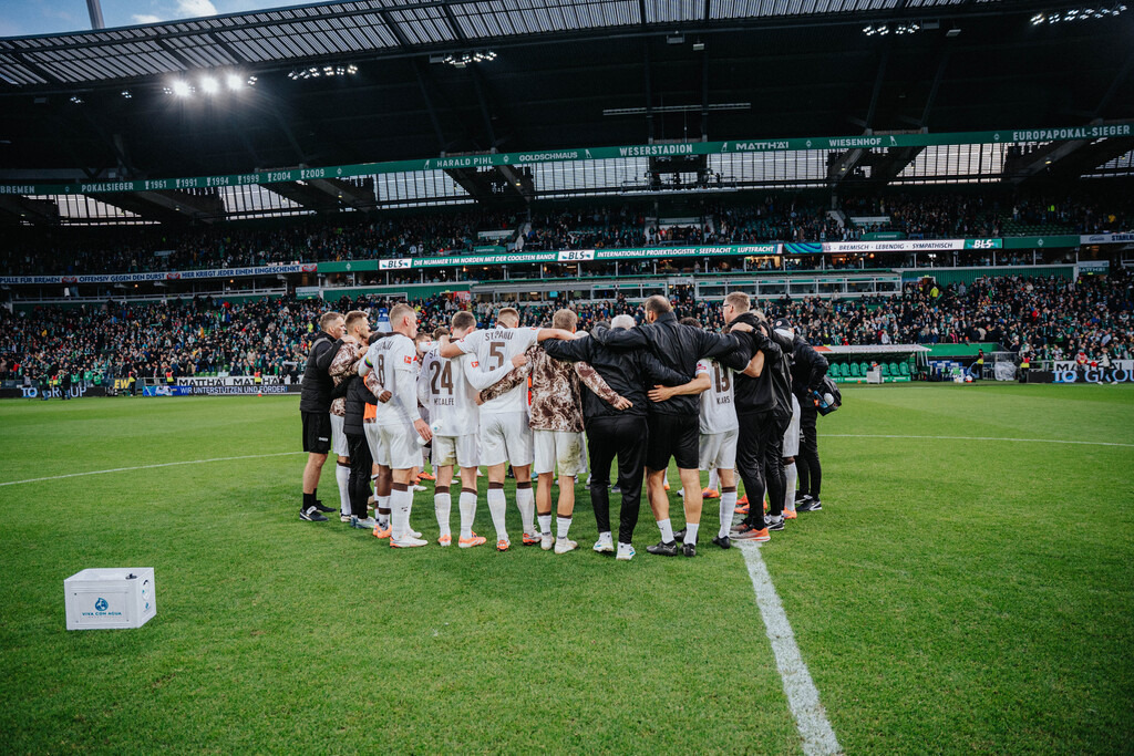 FCS03697 | Der offizielle Shop für FC St. Pauli Fotos. Wähle aus Spielszenen & Fanmomenten dein FCSP Wunschformat. Wir liefern Millerntor-Atmosphäre.