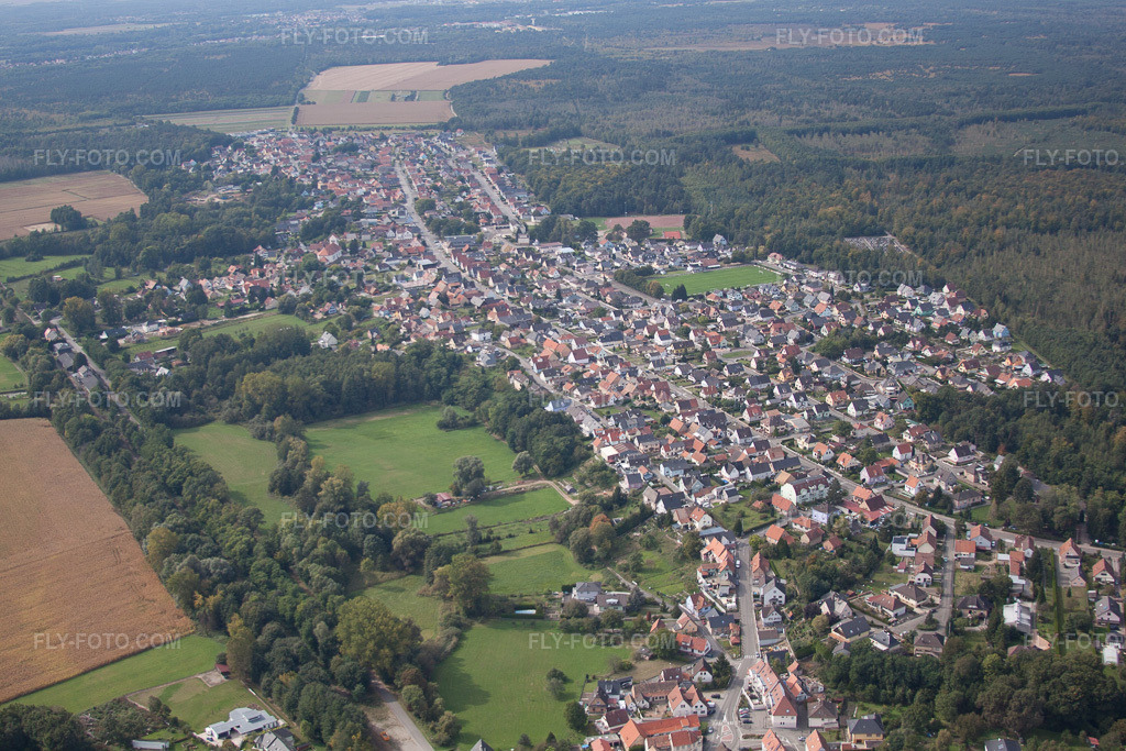 Aerial view: View of the town in Schirrhoffen in the state Bas-Rhin, France. – Photo: IMG_53513.jpg taken on 09/30/2012 by Werner Riehm/FLY-FOTO.com – Resolution of the original: 4752 x 3168 px