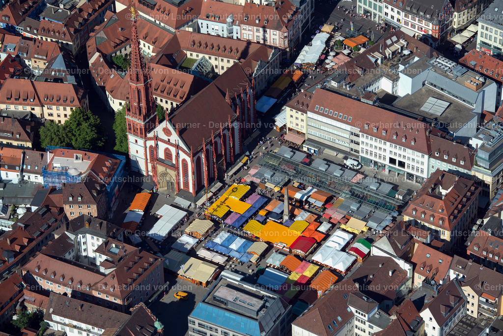 3701383 | Weindorf mit seinen bunten Ständen auf dem Oberen - und Unterem Markt