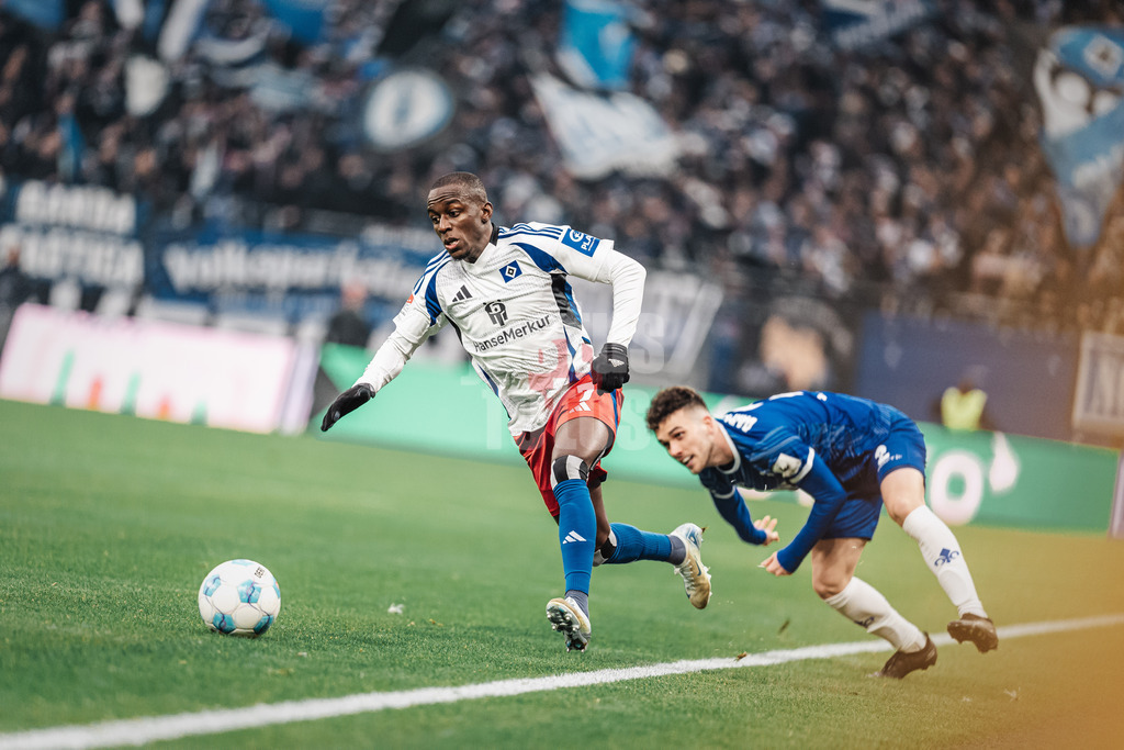 Fußball | Männer | Saison 2024/2025 | 2. Fußball-Bundesliga | 15. Spieltag | Hamburger SV vs. SV Darmstadt 98 | 08.12.2024 | v.l. Jean-Luc Dompe (#7, HSV) kämpft sich vorbei an Sergio Lopez (#2, SV Darmstadt 98)
