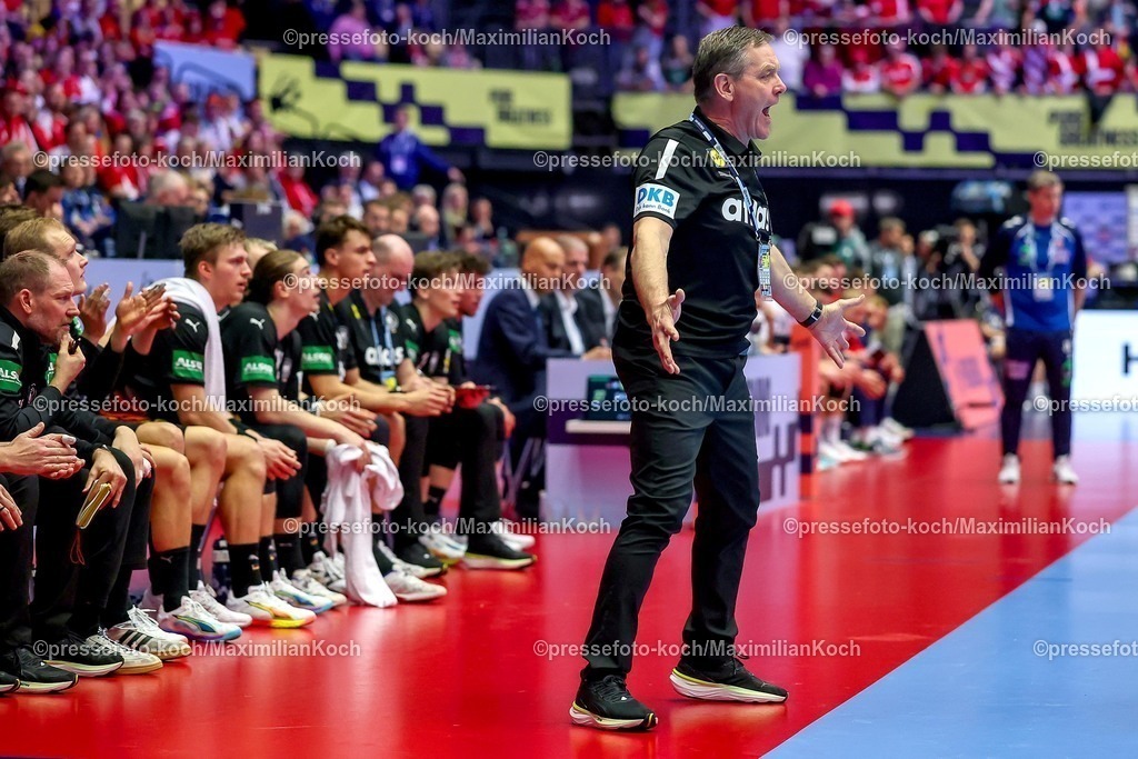 EHF24012603100 | 24.01.2026, Handball, Men's EHF EURO 2026, Deutschland - Norwegen, Jyske Bank Boxen in Herning, Dänemark, Main Round: Headcoach Alfred Gislason (Germany #hc) gestikulierend am Spielfeldrand  