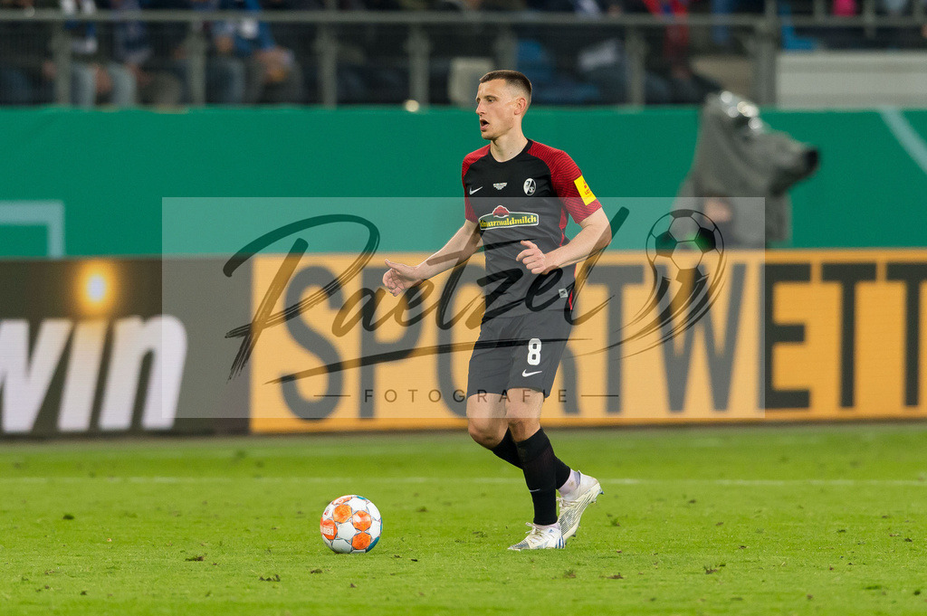 HSVSCF20220419_193 | Fussball, Herren: Maximilian Eggestein (SC Freiburg) in Aktion, am Ball, Einzelaktion beim DFB-Pokal-Halbfinalspiel zwischen Hamburger SV und SC Freiburg im Volksparkstadion am 19.04.2022 in Hamburg, Deutschland.DFB / DFL REGULATIONS PROHIBIT ANY USE OF PHOTOGRAPHS AS IMAGE SEQUENCES AND/OR QUASI-VIDEO. - Realisiert mit Pictrs.com