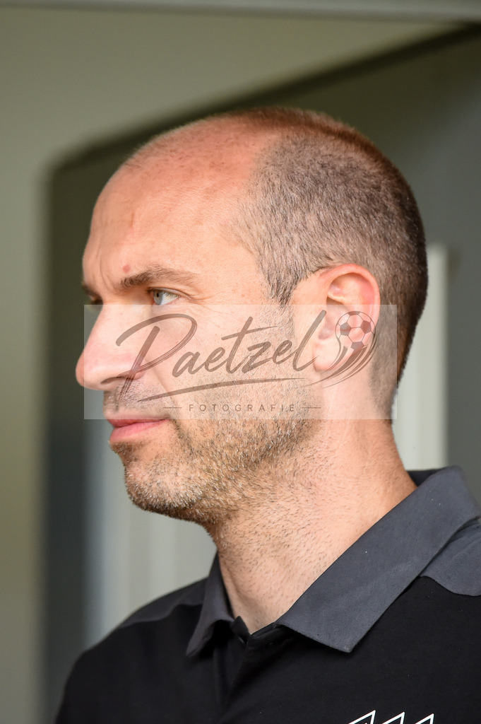 BSBOSN_20210626_0005 | Fussball, Herren: Trainer Daniel Scherning (VfL Osnabrueck) schaut beim Testspiel zwischen TuS Bersenbrueck und VfL Osnabrueck im Hasestadion am 26.06.2021 in Bersenbrueck, Deutschland. - Realisiert mit Pictrs.com