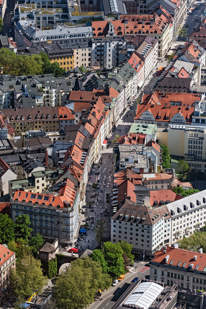 dr__0063888.jpg | MüNCHEN 29.04.2025 Verlauf der Straßenführung an der Sendlinger Straße in München im Bundesland Bayern, Deutschland. // Street - road guidance on street Sendlinger Strasse in Munich in the state Bavaria, Germany. Foto: Daniel Reiter