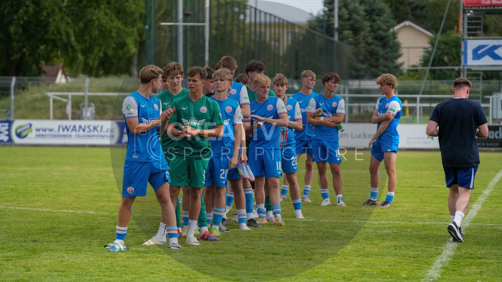Fußball, Herren, Saison 2025/2026, 3. Luckenwalder Turmpokal, Werner-Seelenbinder-Stadion Luckenwalde, Die Siegerehrung nach Spielende,  | Fußball, Herren, Saison 2025/2026, 3. Luckenwalder Turmpokal, Werner-Seelenbinder-Stadion Luckenwalde, Die Siegerehrung nach Spielende, Im Bild: Die Mannschaft vom F.C. Hansa Rostock U19 bei der abschließenden Siegerehrung - Realisiert mit Pictrs.com