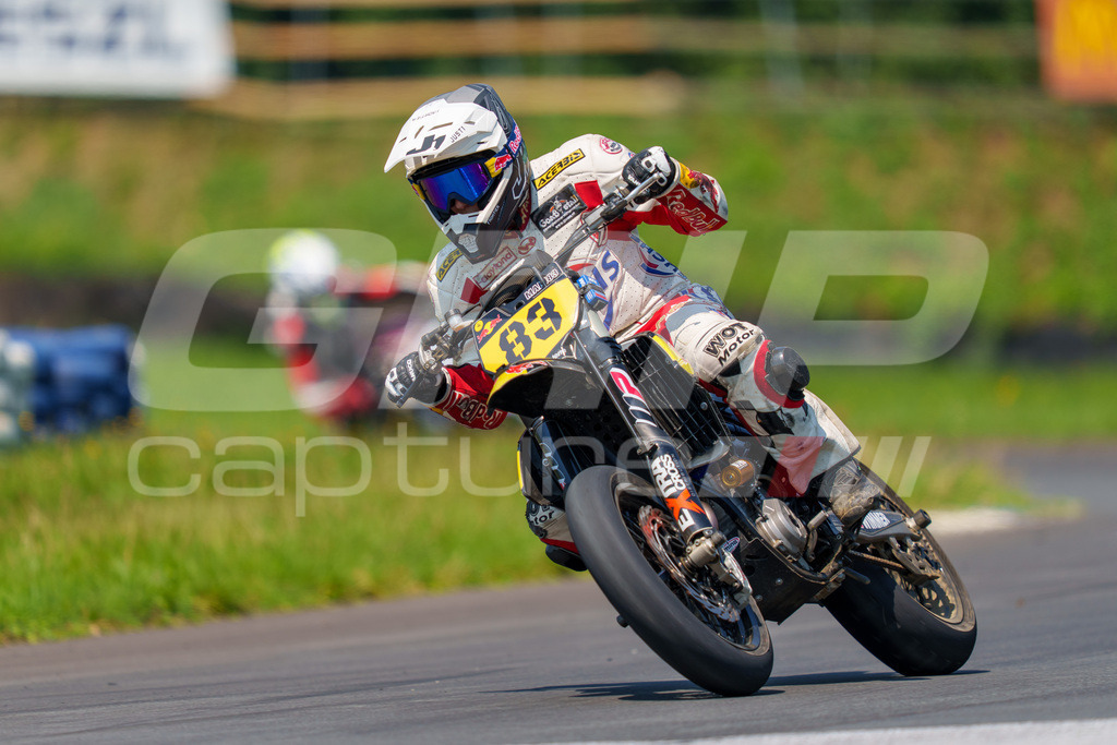 G-Cup + Supermoto Staatsmeisterschaft + Hungarian Supermoto Championship | GRIPcapture steht für authentische Sportfotografie in Österreich – für Momente, die mehr sind als Geschwindigkeit oder Ergebnis. Es geht um Emotion, Spannung, Fokus und den Augenblick, der oft nur einen Wimpernschlag dauert.Ob Motorsport, Teamsport oder 