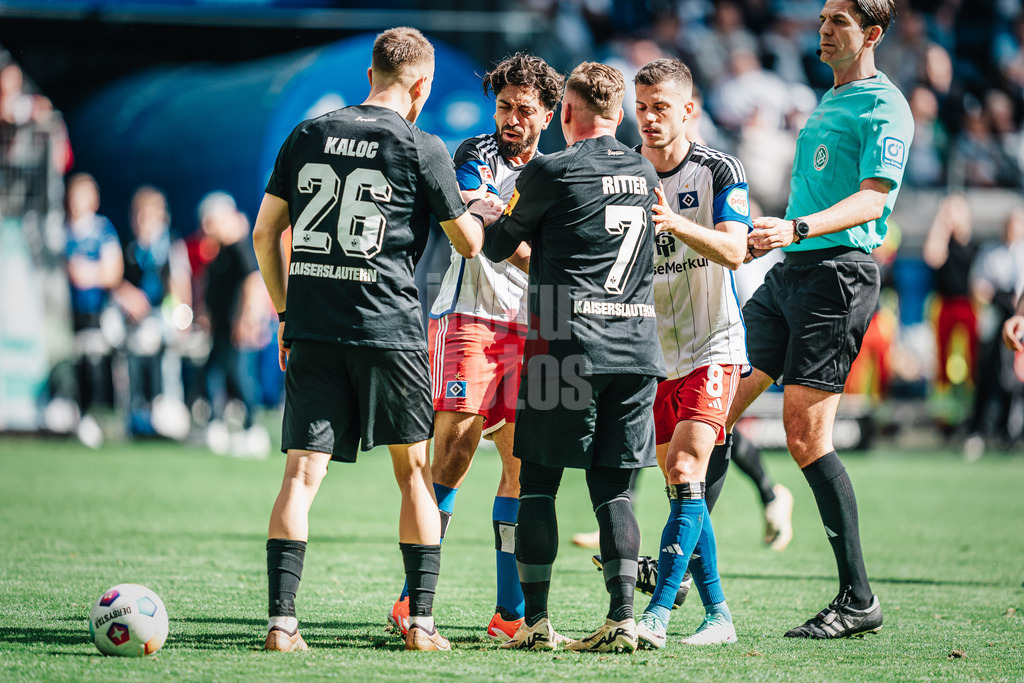 Fußball | Männer | Saison 2023/2024 | 2. Fußball-Bundesliga | 28. Spieltag | Hamburger SV vs. 1. FC Kaiserslautern | 06.04.2024 | es wird handgreiflich zwischen Immanuel Pherai (#10, HSV) und Filip Kaloc (#26, 1. FC Kaiserslautern) und Marlon Ritter (#7, 1. FC Kaiserslautern)