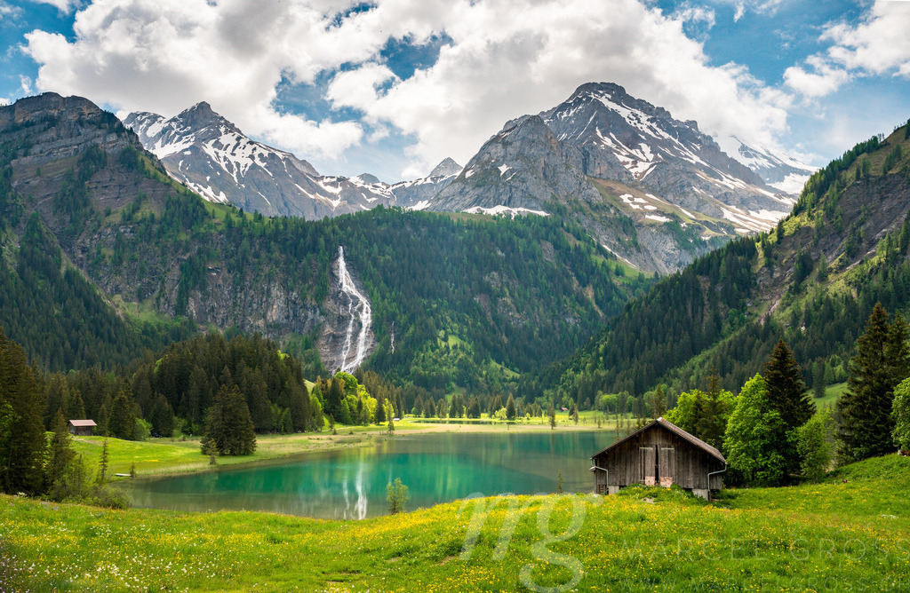 idyllic Lake Lauenensee with Wildhorn in spring, Bernese Alps, Switzerland | Die ideale Geschenkidee für Naturliebhaber. Naturbilder von Marcel Gross Photography für ihr Zuhause in den verschiedensten Formaten und Materialien. - Realisiert mit Pictrs.com