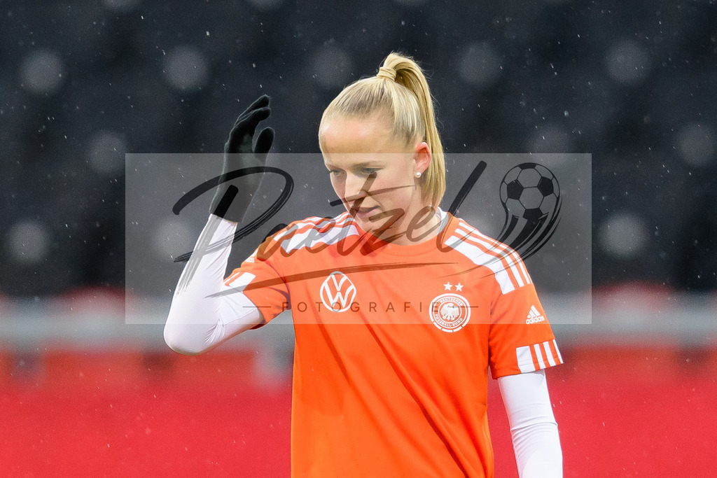 GERTUR20211126_093 | Fussball, Frauen: Lea Schueller (Germany) schaut bei dem Spiel der WM-Qualifikation zwischen Deutschland und Tuerkei im Eintracht-Stadion am 26.11.2021 in Braunschweig, Deutschland. - Realisiert mit Pictrs.com