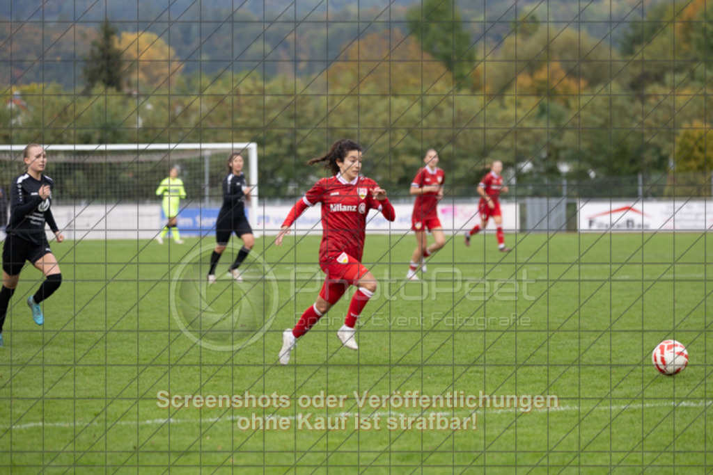 20251012_144109_1238 | #,1.FC Donzdorf (schwarz) vs. VfB Stuttgart II (rot), Fussball, Frauen-Verbandsliga Württemberg, 05. Spieltag, Saison 2025/2026, Rasenplatz Lautertal Stadion, Süßener Straße 16, 73072 Donzdorf, 12.10.2025 - 13:00 Uhr,Foto: PhotoPeet-Sportfotografie/Peter Harich