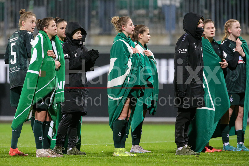 Fussball, DFB-Pokal Frauen, VfL Wolfsburg - SV Werder Bremen | v.li.: Spielerinnen des SV Werder Bremen bedanken sich bei den Fans, Zuschauern für die Unterstützung, DIE DFB-RICHTLINIEN UNTERSAGEN JEGLICHE NUTZUNG VON FOTOS ALS SEQUENZBILDER UND/ODER VIDEOÄHNLICHE FOTOSTRECKEN. DFB REGULATIONS PROHIBIT ANY USE OF PHOTOGRAPHS AS IMAGE SEQUENCES AND/OR QUASI-VIDEO.