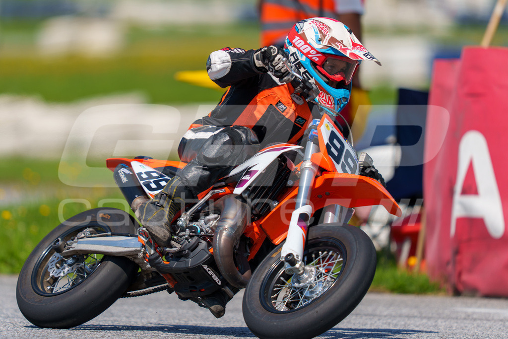 G-Cup + Supermoto Staatsmeisterschaft + Hungarian Supermoto Championship | GRIPcapture steht für authentische Sportfotografie in Österreich – für Momente, die mehr sind als Geschwindigkeit oder Ergebnis. Es geht um Emotion, Spannung, Fokus und den Augenblick, der oft nur einen Wimpernschlag dauert.Ob Motorsport, Teamsport oder 