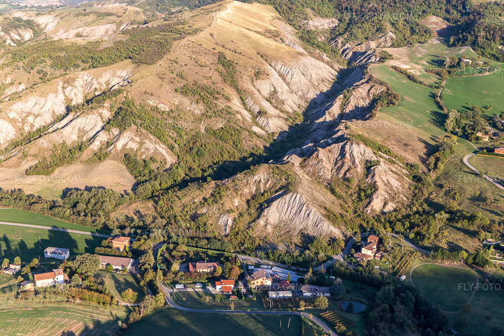 Aerial view: View of the town in Serramazzoni in the state Modena, Italy.Photo: IMG_134645.jpg taken on 09/19/2022 by Werner Riehm/FLY-FOTO.comResolution of the original: 5472 x 3648 px