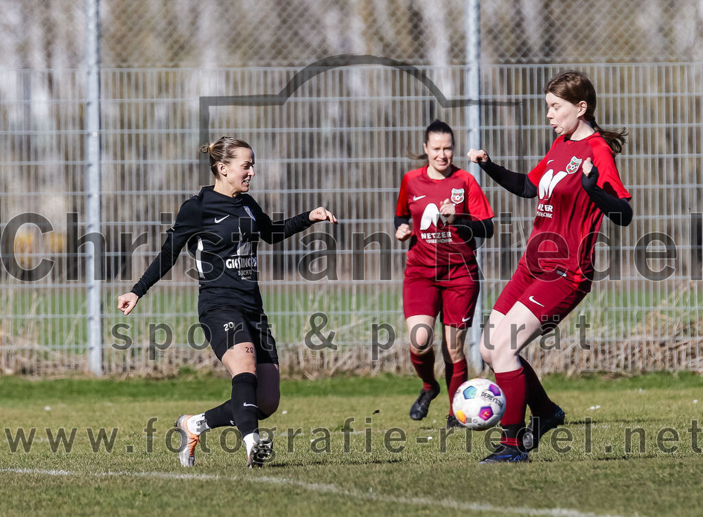 2024-02-25_009_FC_Schwaig_gegen_TSV_Eching | Oberding, Deutschland, 25.02.2024:
Fußball, Bezirksliga 2023 / 2024, Testspiel, FC Schwaig gegen TSV Eching, Endergebnis: 0:5

Gentiana Hoxha (TSV Eching, #20), Emily Grimes (FC Schwaig, #13)

Foto: Christian Riedel / fotografie-riedel.net