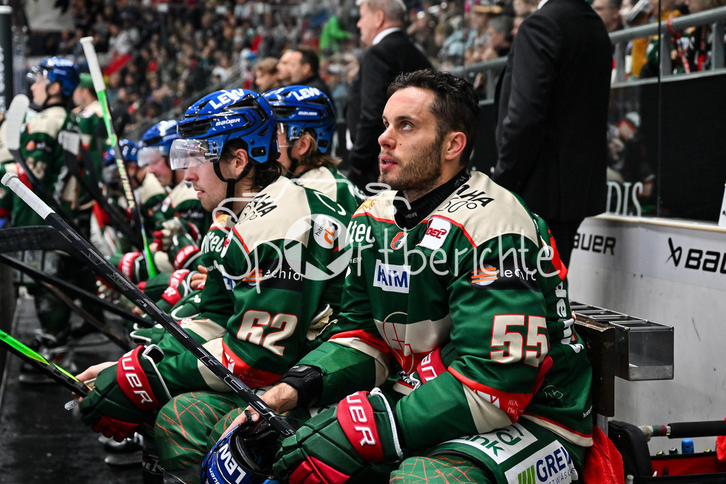 Augsburger Panther - Eisbären Berlin | im Bild die Bank der Panther / Ryan BUTTON (Augsburger Panther 55) / DEL: Augsburger Panther  - Eisäbren Berlin; Curt Frenzel Stadion am 03.10.2025
