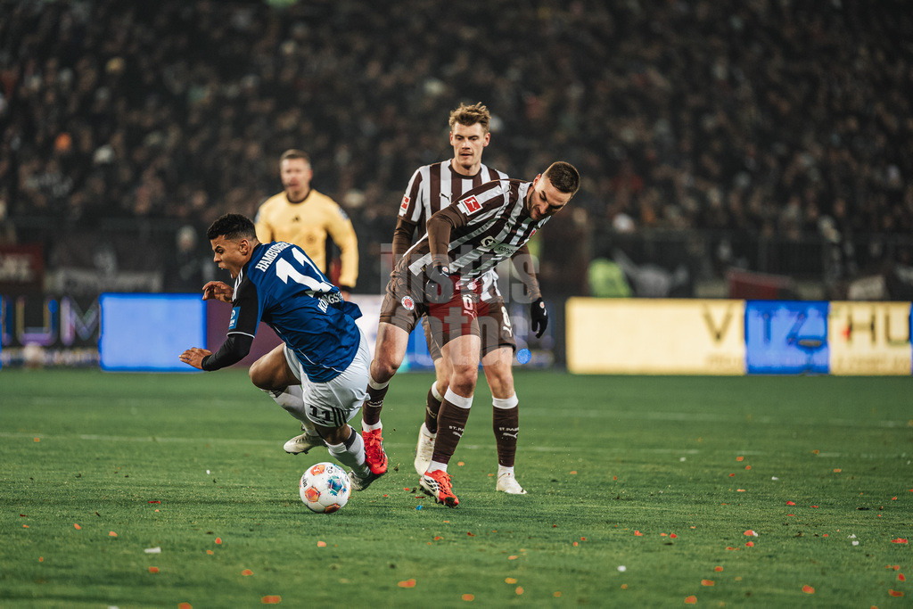 Fußball | Männer | Saison 2025/2026  | Fußball-Bundesliga | 19. Spieltag | FC St. Pauli vs. Hamburger SV | 23.01.2026 | v.l. Ransford-Yeboah Königsdörffer (#11, HSV) gegen James Sands (#6, FC St. Pauli)