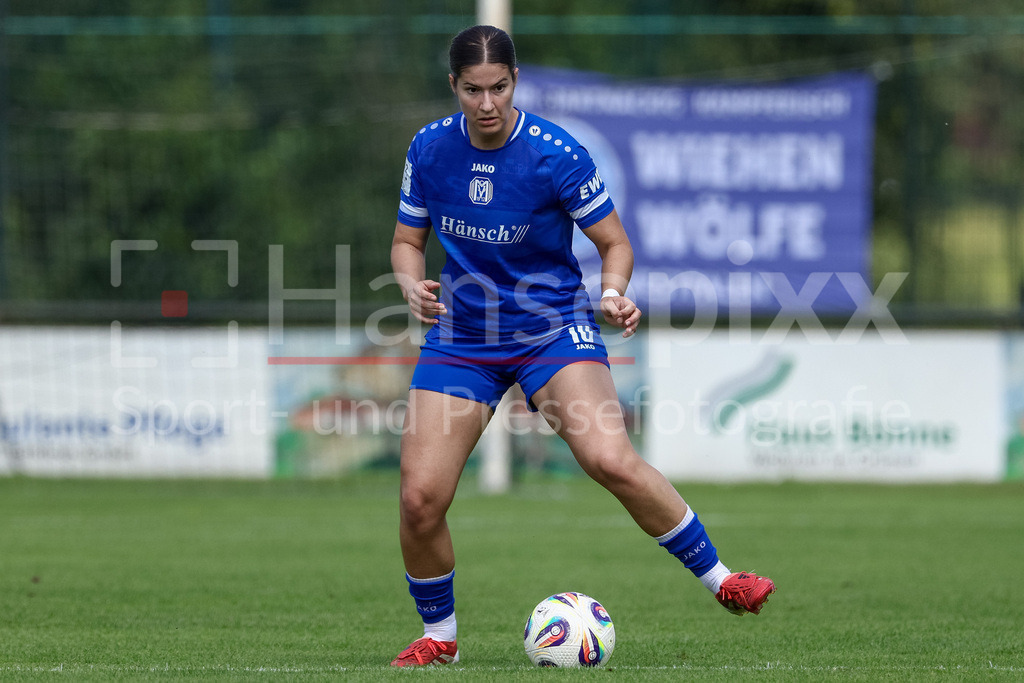 Fussball, Testspiel Frauen, SV Meppen - DSC Arminia Bielefeld | Anouk Blaschka (SV Meppen, 10) am Ball, Freisteller, Einzelbild, Ganzkörper, Aktion, Action, Spielszene