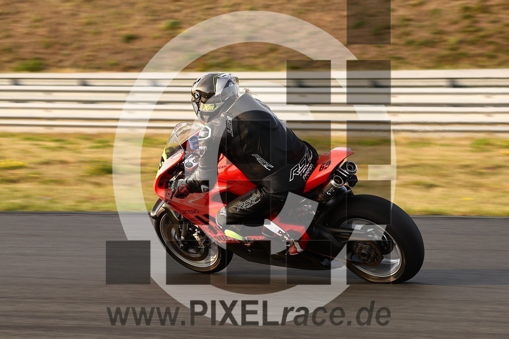 0269-20240916_03410 | Schöne Erinnerungen an spannende Momente - das festzuhalten ist unser Job. PIXELrace.de ist seit 2003 auf den Rennstrecken Europas unterwegs um die Action draußen beim Fahren und die wunderbare Stimmung imm Fahrerlager für euch einzufangen.