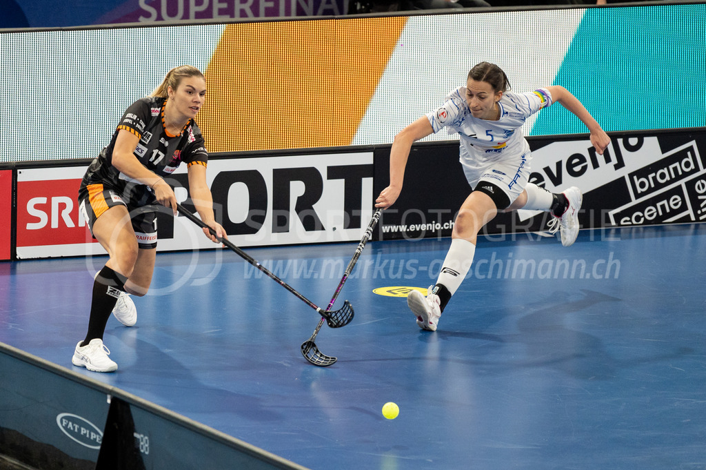 Piranha Chur vs Kloten-Dietlikon Jets - 23. April 2022 | Piranha Chur vs Kloten-Dietlikon Jets
Stimo Arena, Kloten
#17 Luana Rensch (Piranha Chur) gegen #5 Andrea Gämperli (Kloten-Dietlikon Jets).
Bild: Sportfotografie Markus Aeschimann | www.markus-aeschimann.ch - Realisiert mit Pictrs.com