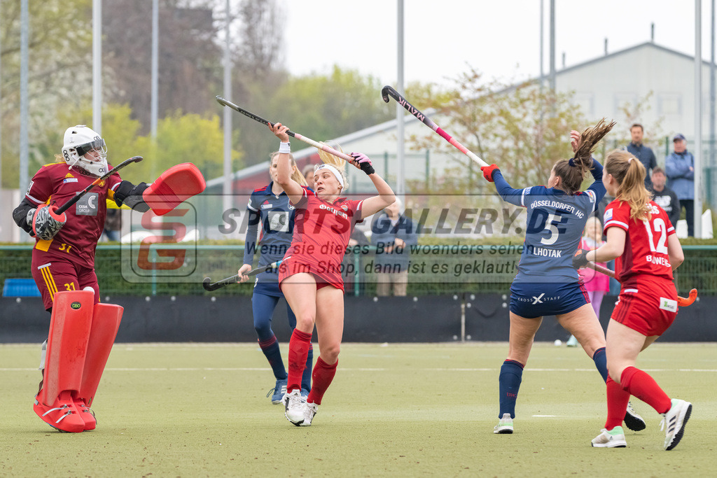HK_20230416_107012 | 1. Bundesliga Damen Düsseldorfer HC - Rot-Weiss Köln am 16.4.2023 DHC Düsseldorf, Düsseldorf , Reuten Katharina ( Rot-Weiss Köln #14 ) , Sarah Mollenhauer Torfrau ( Düsseldorfer HC #31 )