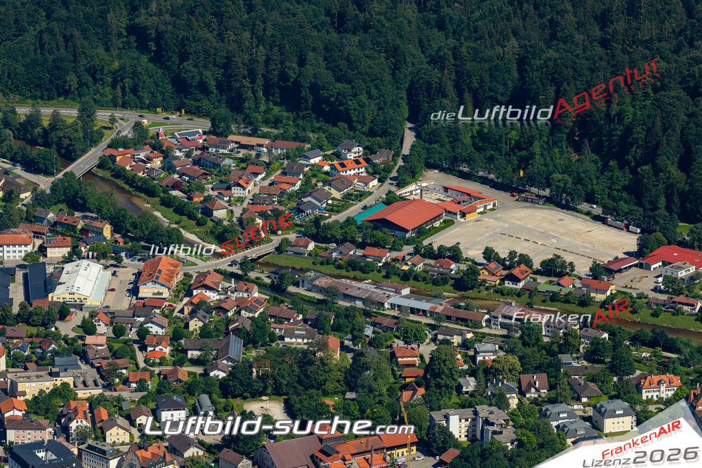 Aktuelles Luftbild von  Traunstein - Die Luftaufnahme wurde 2022 mittels UL-Flugzeug erstellt ( keine Drohne ) - hochauflösende Kamera-Systeme von  Canon -Beste Qualität - Für grossformatige Ausdrucke geeignet. Die Geschenkidee !