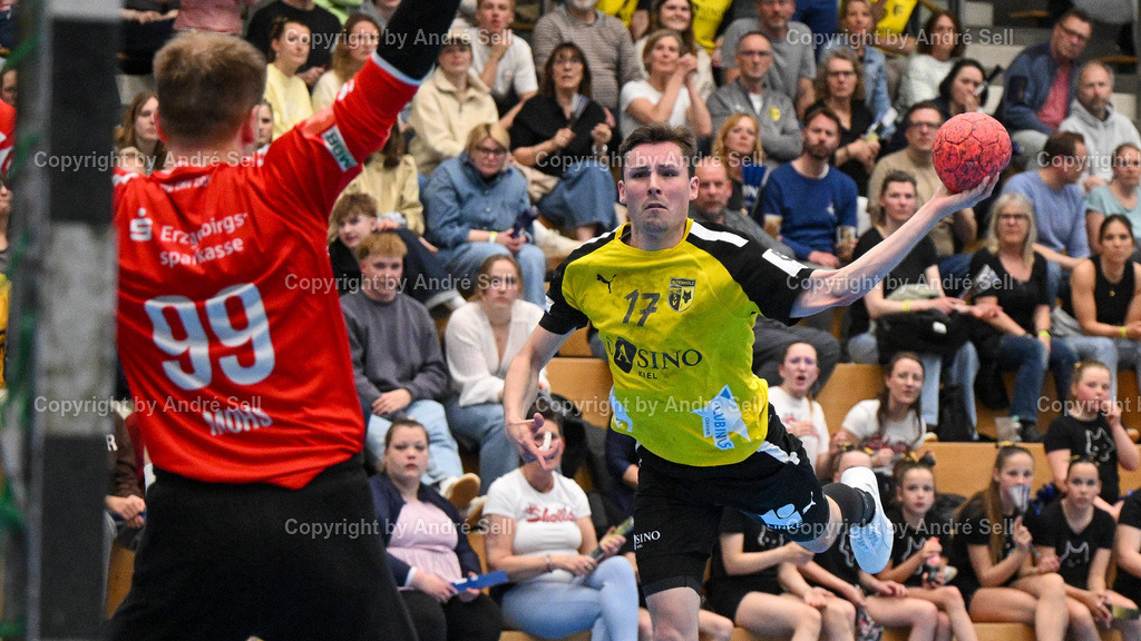TSV Altenholz vs EHV Aue | Klas Bergemann (TSVA #17) vs Max Mohs (Aue #99) / Handball 3. Liga Nord-Ost Männer 2025/2026 / TSV Altenholz vs EHV Aue / Edgar-Meschkat-Halle / Altenholz / 18.04.26 - Realisiert mit Pictrs.com