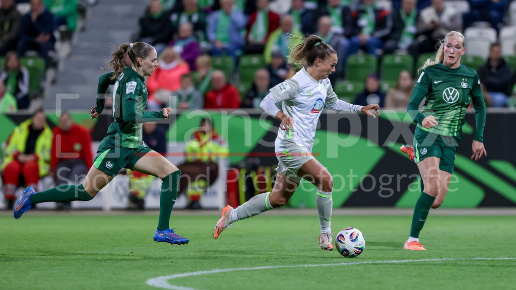 Fussball, Google Pixel Frauen-Bundesliga, VfL Wolfsburg - SV Werder Bremen | v.li.: Smilla Vallotto (VfL Wolfsburg, 14), Maja Sternad (SV Werder Bremen, 11) und Camilla Küver (VfL Wolfsburg, 16) im Zweikampf, Duell, Dynamik, Aktion, Action, Spielszene, DIE DFB-RICHTLINIEN UNTERSAGEN JEGLICHE NUTZUNG VON FOTOS ALS SEQUENZBILDER UND/ODER VIDEOÄHNLICHE FOTOSTRECKEN. DFB REGULATIONS PROHIBIT ANY USE OF PHOTOGRAPHS AS IMAGE SEQUENCES AND/OR QUASI-VIDEO.