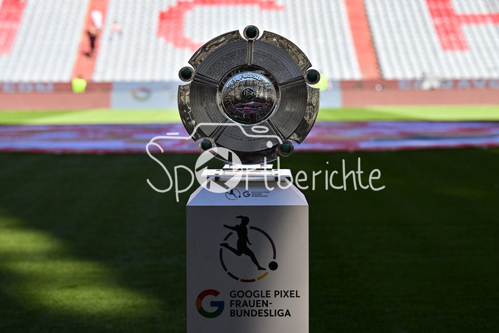 FC Bayern München - Bayer 04 Leverkusen | Die Meisterschale der Google Pixel Frauen Bundesliga steht vor Anpiff in der Sonne / Symbolbild / Google Pixle Frauen-Bundsliga: FC Bayern München - Bayer 04 Leverkusen; Allianz Arena am 06.09.2025
