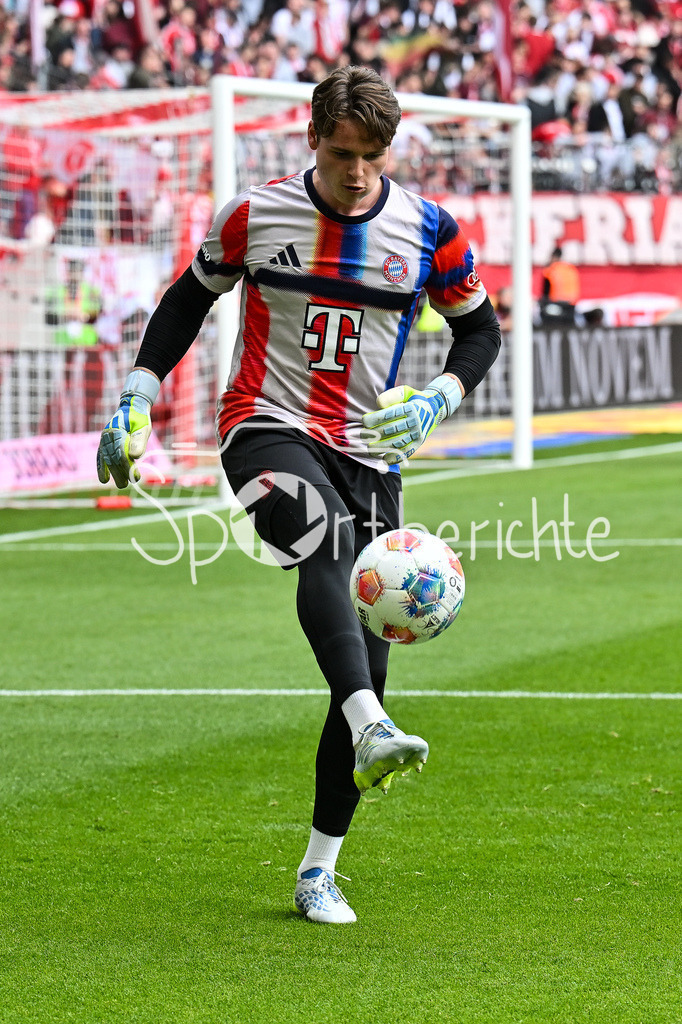 SC Freiburg - FC Bayern München | FREIBURG, GERMANY - 04. APRIL: im Bild Jonas Kurt URBIG (FC Bayern Munich 40) beim warmmachen vor dem Bundesligamatch zwischen dem SC Freiburg und dem FC Bayern München am 28. Spieltag im Europa-Park Stadion / DFL REGULATIONS PROHIBIT ANY USE OF PHOTOGRAPHS AS IMAGE SEQUENCES AND/OR QUASI-VIDEO