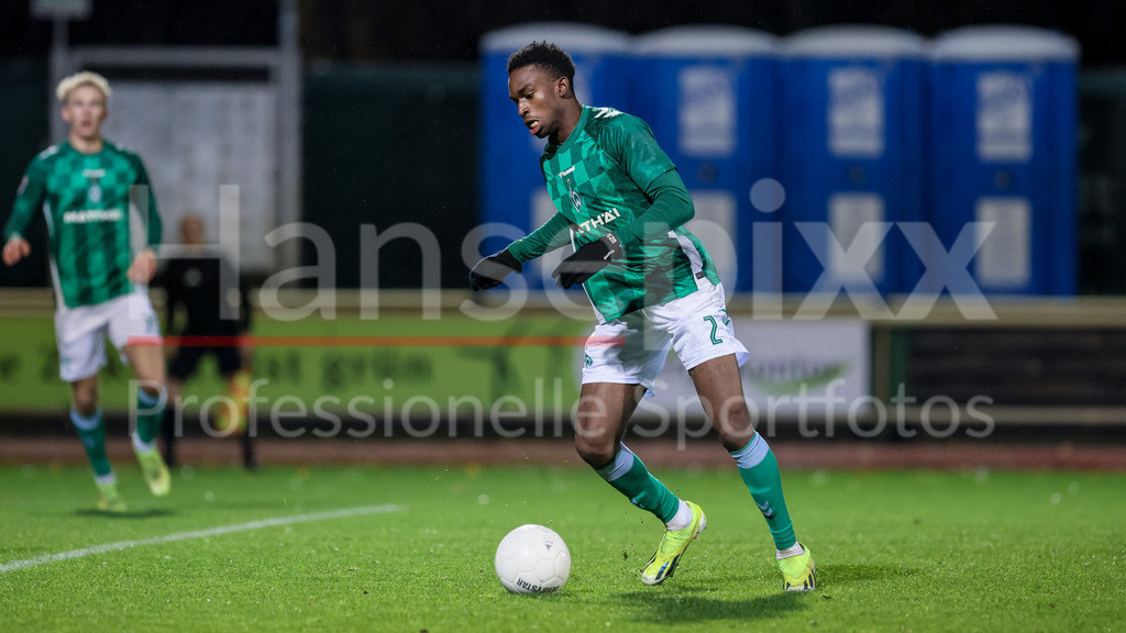 Fussball, Regionalliga Nord, SV Werder Bremen II - 1. FC Phönix Lübeck | v.li.: David Igboanugo (SV Werder Bremen II, 2) am Ball, Einzelbild, Ganzkörper, Aktion, Action, Spielszene