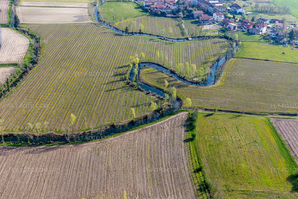 Aerial view: Meandering stream near Castions in Friuli-Venezia Giulia in Castions in the state Friuli Venezia Giulia, Italy. – Photo: IMG_105754.jpg taken on 04/08/2018 by Werner Riehm/FLY-FOTO.com – Resolution of the original: 4474 x 2983 px