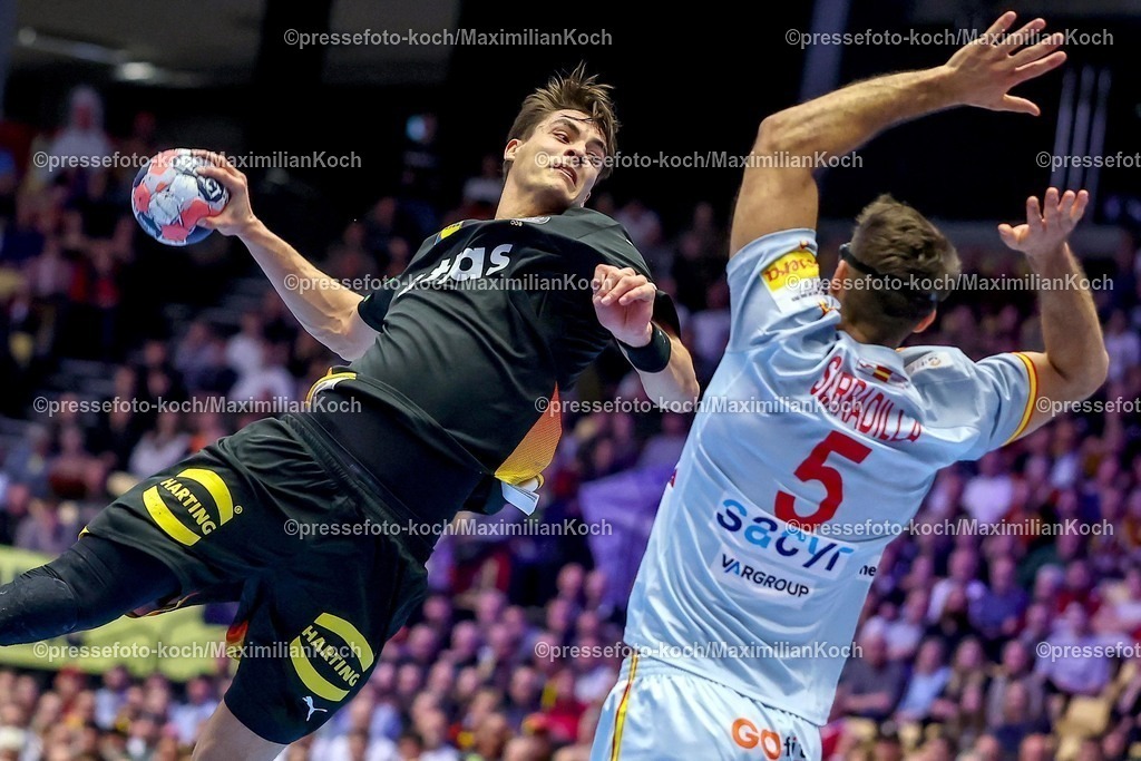 EHF19012602208 | 19.01.2026, Handball, Men's EHF EURO 2026, Deutschland - Spanien, Jyske Bank Boxen in Herning, Dänemark, Preliminary Round:  Julian Köster (Germany #18) wirft gegen  Antonio Serradilla Cuenca (Espania #05) auf das Tor