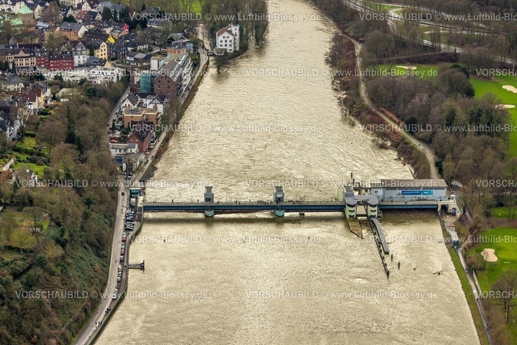 Essen231202742Werden-topaz | Luftbild, Ruhrhochwasser, Weihnachtshochwasser 2023, Fluss Ruhr tritt nach starken Regenfällen über die Ufer, Überschwemmungsgebiet am Baldeneysee Stauwehr, Spaziergänger und Schaulustige, Bredeney, Essen, Ruhrgebiet, Nordrhein-Westfalen, Deutschland