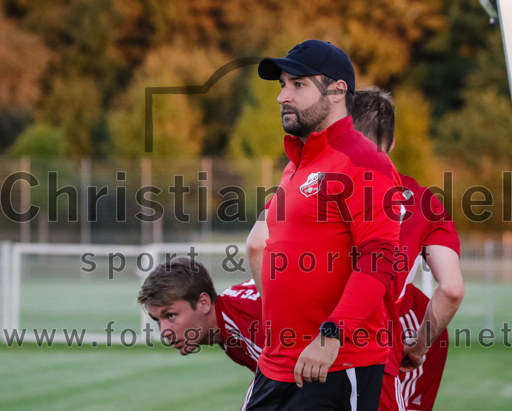 2023-09-07_019_FC_Finsing_gegen_FC_Moosinning_II | Finsing, Deutschland, 07.09.2023:
Fußball, Kreisliga 2023 / 2024, 8. Spieltag, FC Finsing gegen FC Moosinning II, Endergebnis: 3:0

Trainer Thomas Bonnet (FC Finsing)

Foto: Christian Riedel / fotografie-riedel.net