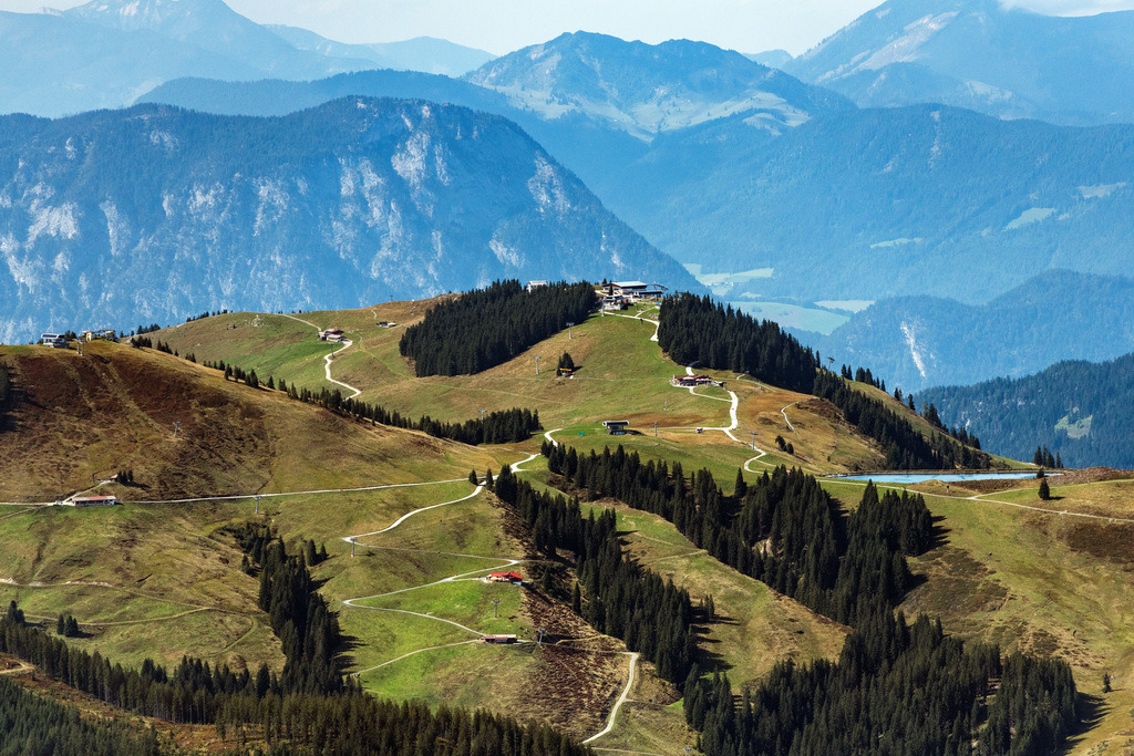 dr__0077480.jpg | ELLMAU 06.09.2021 Felsen- Massiv und Berglandschaft Ellmi´s Zauberwel, Bergstation Bergbahnen Wilder Kaiser und Speichersee in Ellmau in Tirol, Österreich. // Rock and mountain landscape EllmiA?s Zauberwel, Bergstation Bergbahnen Wilder Kaiser and Speichersee in Ellmau in Tirol, Austria. Foto: Daniel Reiter