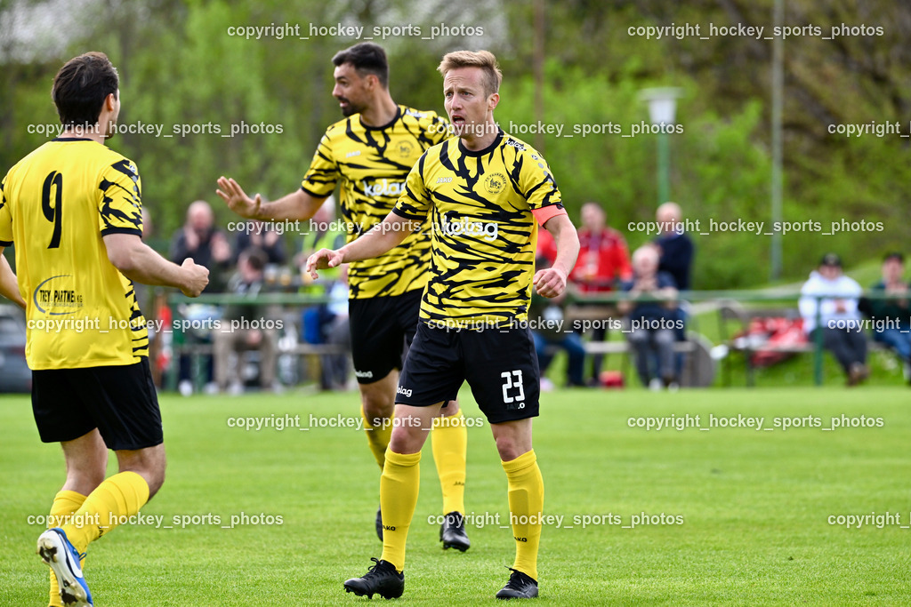 FC Faakersee vs. FC Dölsach | Jubel FC Faackersee Mannschaft, #9 Thomas Unterguggenberger FC Faakersee, #23 Roman Adunka FC Faakersee, FC Faakersee vs. FC Dölsach, FC Faakersee vs. FC Dölsach am 20.04.2025 in Finkenstein (Sportplatz Finkenstein), Austria, (Photo by Bernd Stefan)