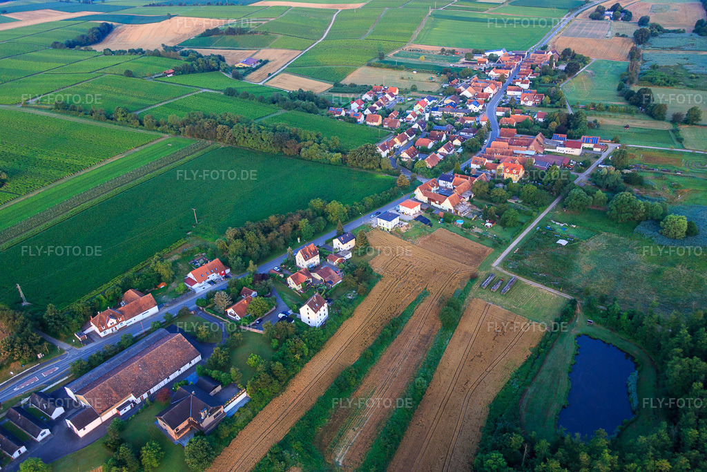 Luftbild: Hauptstraße aus Nordosten in Hergersweiler im Bundesland Rheinland-Pfalz in Deutschland. Foto: IMG_091820.jpg vom 16.07.2016 durch Werner Riehm/FLY-FOTO.de