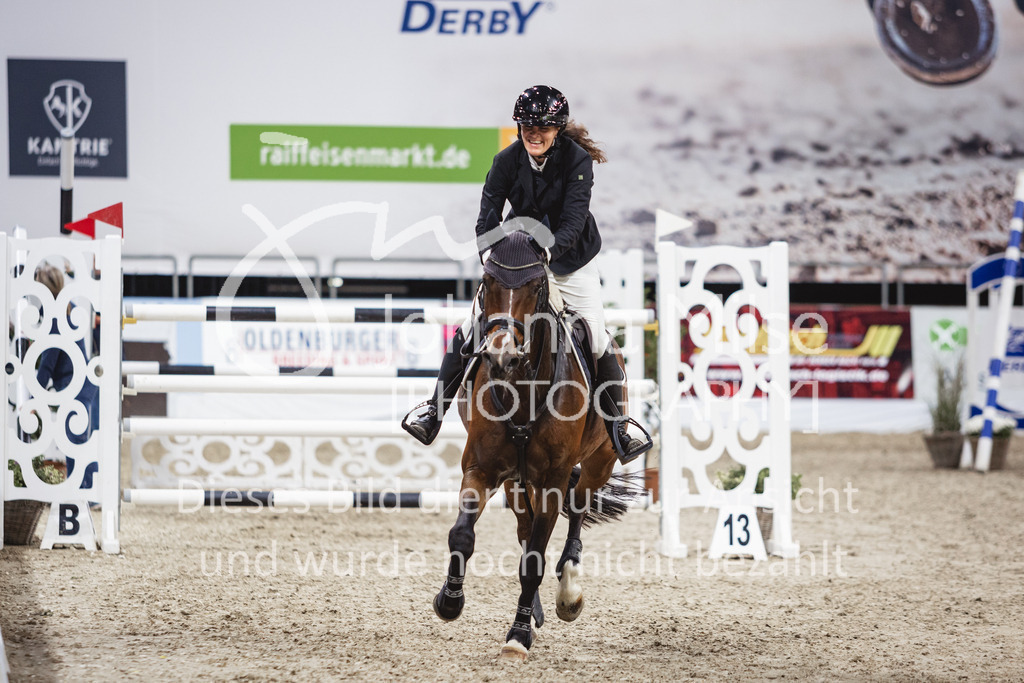 231028_Oldenburg_S1-Spr_Amateure-153 | Deine schönsten Turniermomente als professionelle Fotos! Entdecke hochwertige Pferdesport-Fotografie im Online-Shop. Jetzt Fotos finden & bestellen!