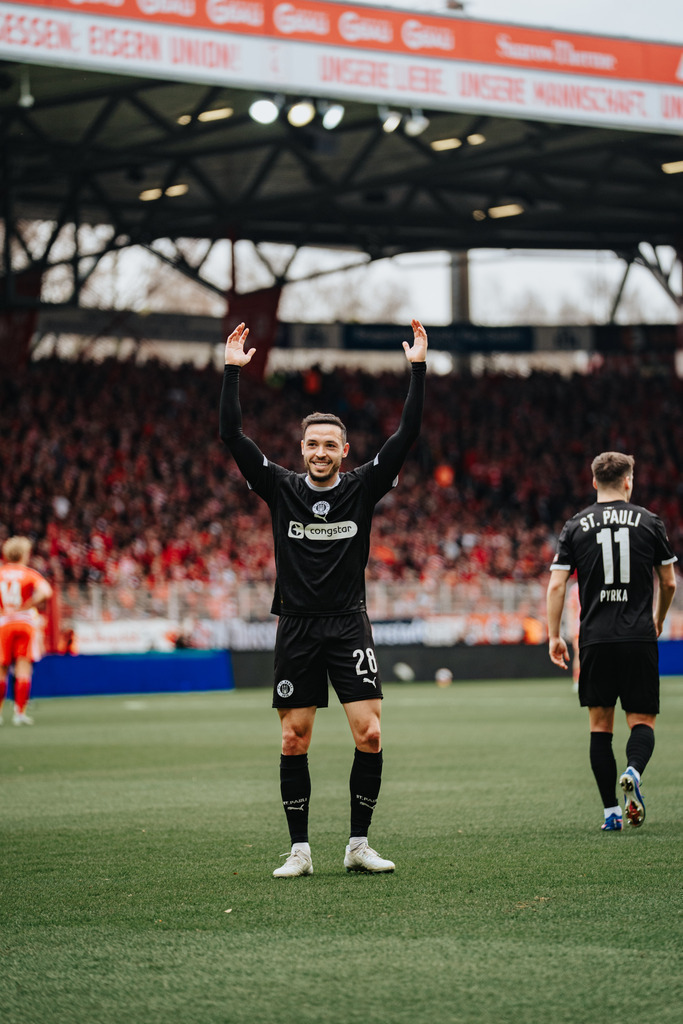 FCS08758 | Der offizielle Shop für FC St. Pauli Fotos. Wähle aus Spielszenen & Fanmomenten dein FCSP Wunschformat. Wir liefern Millerntor-Atmosphäre.