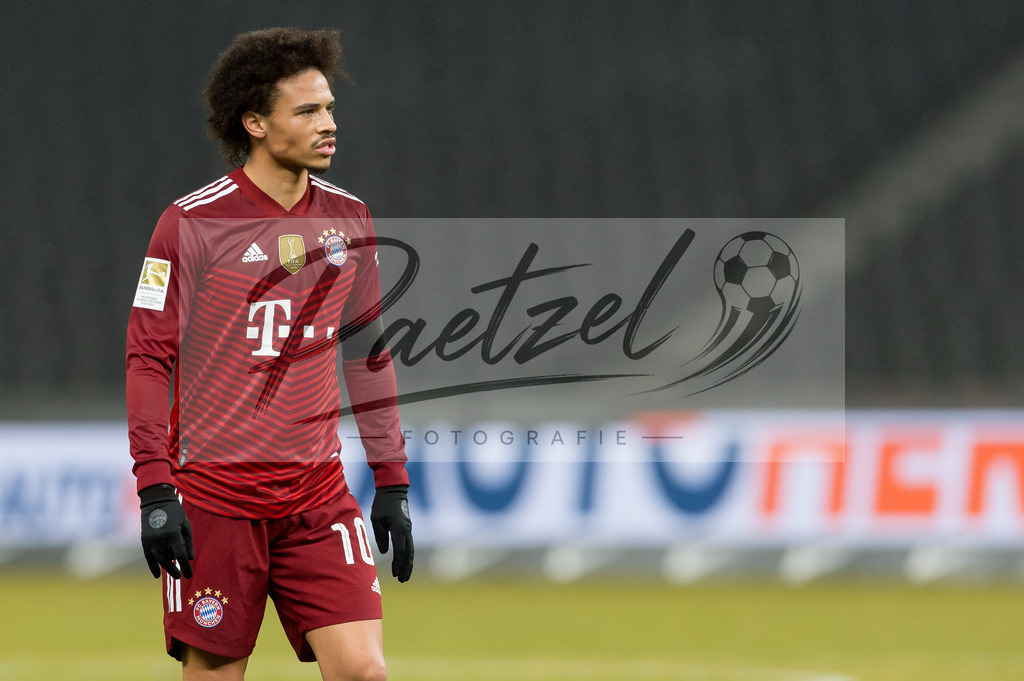 BSCFCB20220123_087 | Fussball, Herren: Leroy Sane (FC Bayern Muenchen) schaut bei dem Spiel der 1. Bundesliga zwischen Hertha BSC und FC Bayern Muenchen im Olypiastadion am 23.01.2022 in Berlin, Deutschland.DFB / DFL REGULATIONS PROHIBIT ANY USE OF PHOTOGRAPHS AS IMAGE SEQUENCES AND/OR QUASI-VIDEO. - Realisiert mit Pictrs.com
