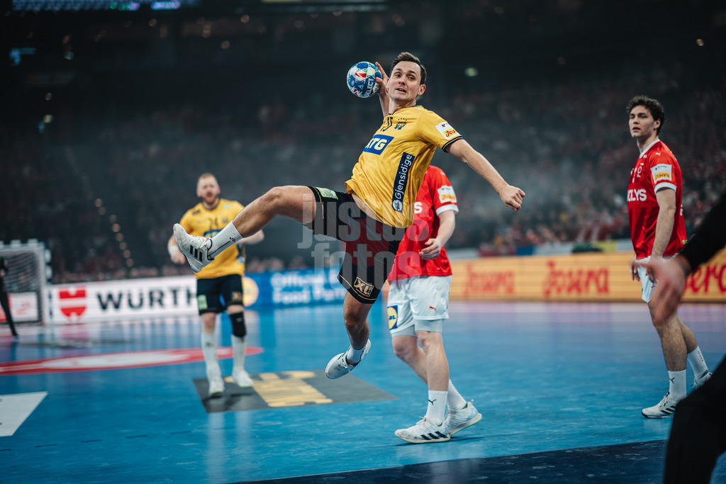 Handball | Herren | EHF EURO 2024 | European Championshop Men 2024 Final Tournament | Dänemark vs. Schweden | 19.01.2024 | Hampus Wanne (#15, Schweden, SWE) beim Wurf auf das Tor