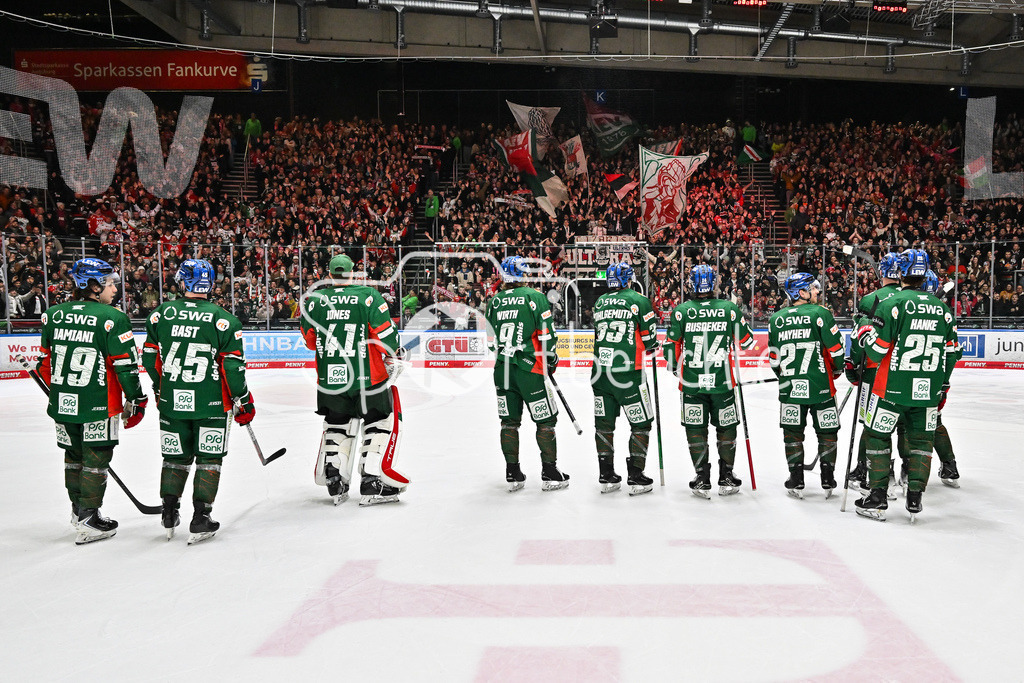 Augsburger Panther - Löwen Frankfurt | AUGSBURG, GERMANY - 16. JANUARY: Die Spieler der Hausherren feiern zusammen mit den Fans den Heimsieg gegen Frankfurt nach dem Match zwischen den Augsburger Panthern und den Löwen Frankfurt am 40. Spieltag der penny DEL im Curt Frenzel Stadion