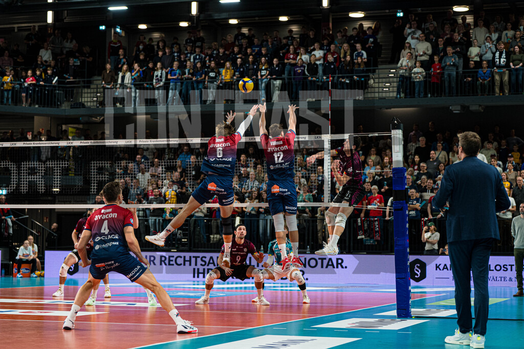 Volleyball I Herren I Saison 2025/2026 I Volleyball Bundesliga I 4. Spieltag I SVG Lüneburg - Energiequelle Netzhoppers KW | Jackson Clifford Howe (6, SVG Lüneburg), Santeri Riku Matias Välimaa (12, SVG Lüneburg)n Christopher Byam (4, SVG Lüneburg) - Realisiert mit Pictrs.com