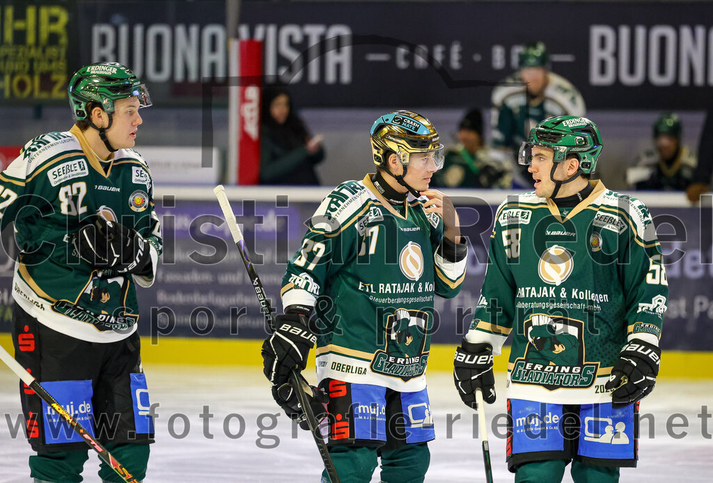 2026-01-06_005_TSV_Erding_gegen_EV_Lindau_Islanders | Erding, Deutschland, 06.01.2026:Eishockey, Oberliga Süd 2025 / 2026, 35. Spieltag, TSV Erding gegen EV Lindau Islanders, Endergebnis: 2:5Moritz Köttstorfer (Erding Gladiators, #82), Thomas Matheson (Erding Gladiators, #37), Paul Pfenninger (Erding Gladiators, #58)Foto: Christian Riedel / fotografie-riedel.net