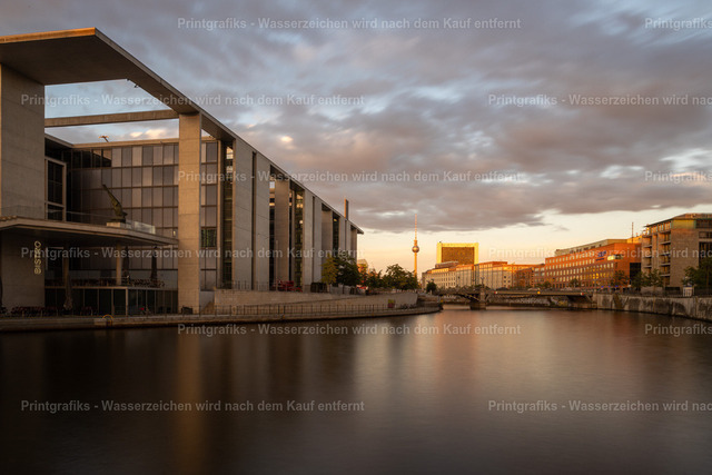 Abendstimmung im Berliner Regierungsviertel | Ruhige Stadtlandschaft im Berliner Regierungsviertel mit moderner Architektur, Wasser und warmem Abendlicht. Die Spiegelungen, der weite Himmel und die klaren Linien der Gebäude erzeugen eine sachliche, zugleich stimmungsvolle urbane Atmosphäre. - Realisiert mit Pictrs.com