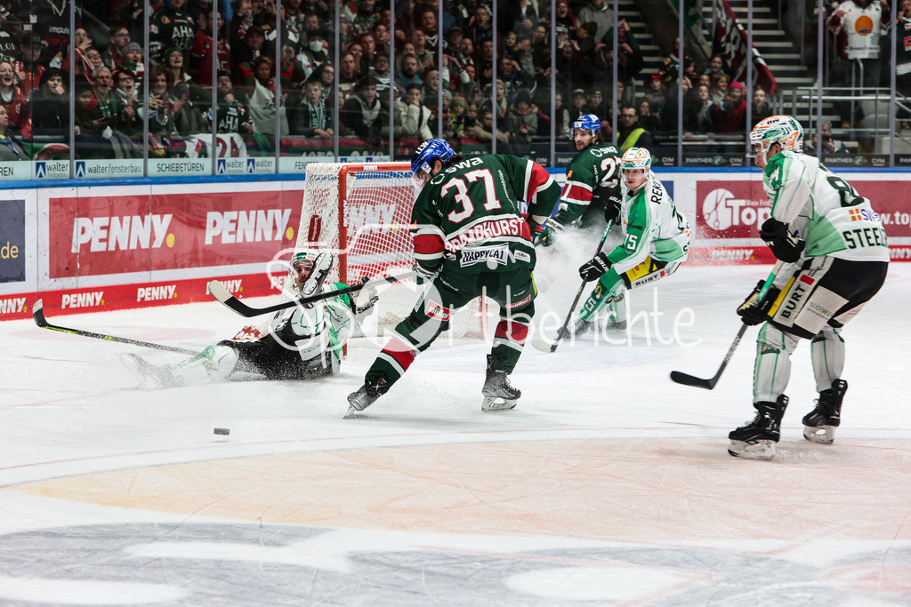 Augsburger Panther - Bietigheim Steelers | Terry BROADHURST (AEV #37) trifft in dieser Szene nur den Pfosten des leeren Tores
