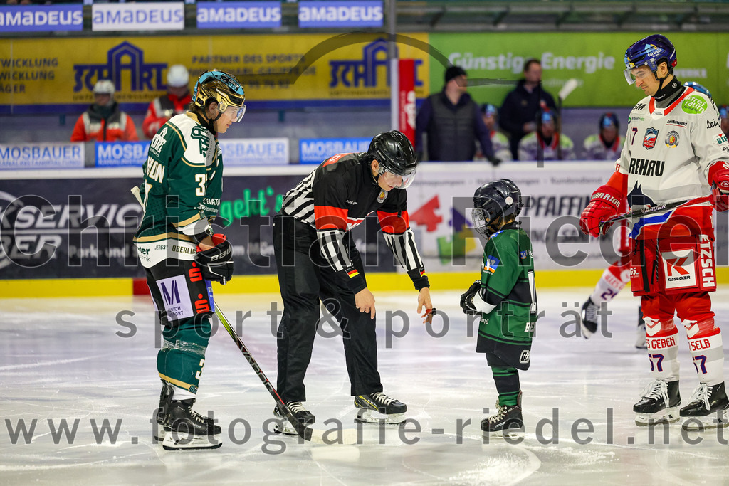 2026-01-18_046_TSV_Erding_gegen_Selber_Woelfe | Erding, Deutschland, 18.01.2026:Eishockey, Oberliga Süd 2025 / 2026, 38. Spieltag, TSV Erding gegen Selber Wölfe, Endergebnis: 2:3 n.V.Thomas Matheson (Erding Gladiators, #37), Daniel Weiß (Selber Wölfe, #57)Foto: Christian Riedel / fotografie-riedel.net