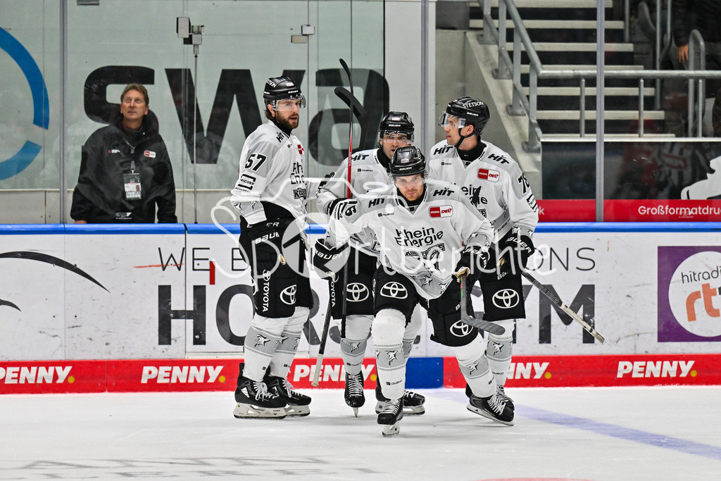 Augsburger Panther - Kölner Haie | Jubel der Haie nach dem Treffer zum 2-2 durch Nate SCHNARR (Kölner Haie 76) / Tor / Torschuetze / Freude / Happy / DEL: Augsburger Panther - Kölner Haie; Curt Frenzel Stadion am 26.09.2025
