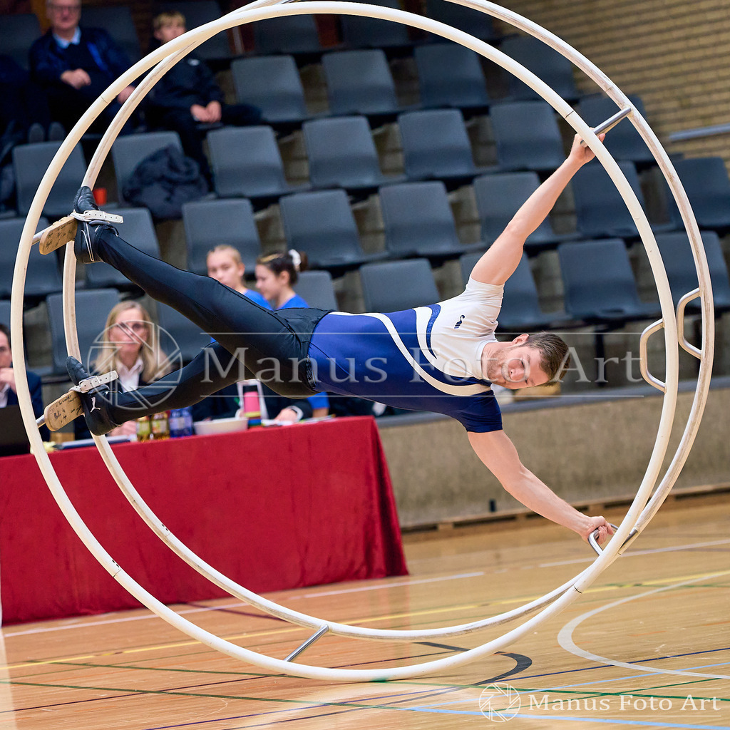 2024-11-09-4-D-DSC01765 | Professionelle Sportfotografie in Hamburg, Schleswig-Holstein und Niedersachsen – spezialisiert auf Rhönrad, Geräteturnen, Leistungsturnen und rhythmische Sportgymnastik. Bundesweite Begleitung von Rhönrad-Events. Jetzt Sport-Fotos - Realisiert mit Pictrs.com